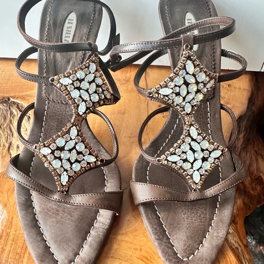 Le Silla Elegant Brown Sandals with Crystal Accents